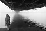 Pious Woman Under The Howrah Bridge - Kolkata Photo And Painting Collection